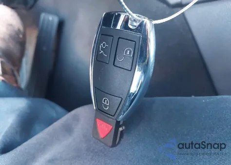 2010 Mercedes-Benz E 550 из США, поврежденный, VIN WDDHF7CB8AA153850